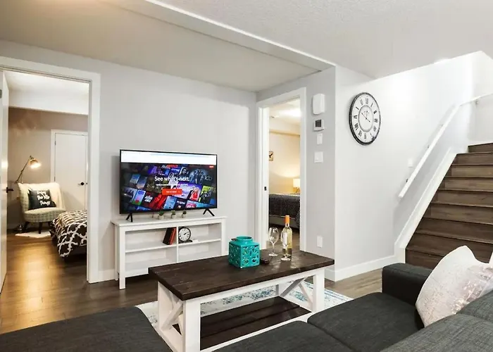 Modern Executive Suite I Complimentary Netflix & Parking!