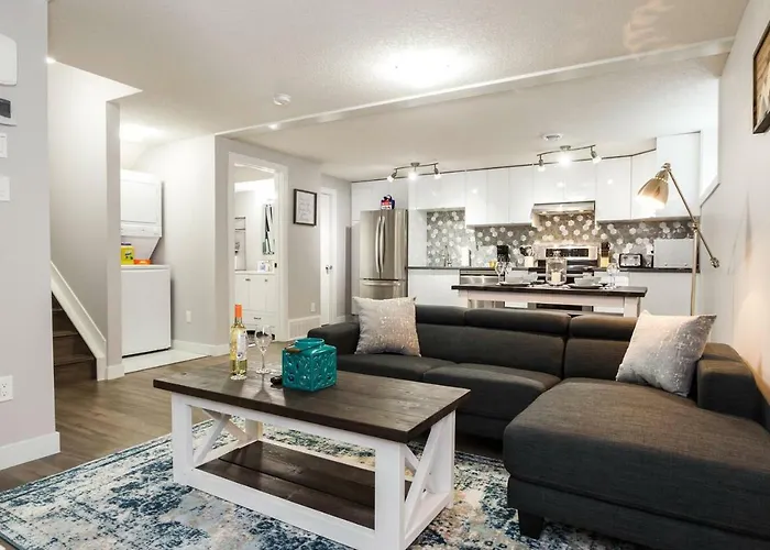 Modern Executive Suite I Complimentary Netflix & Parking!