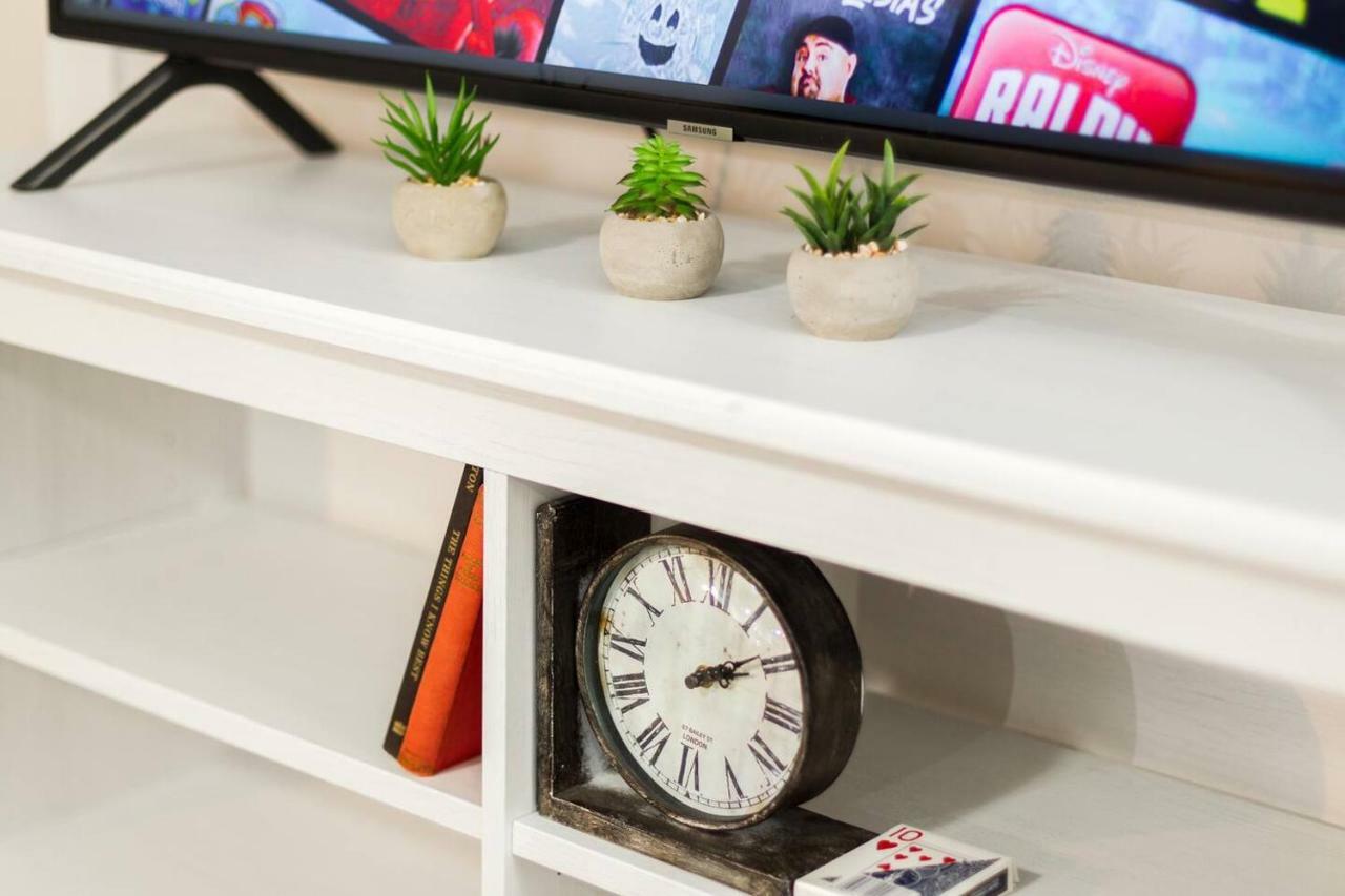 Modern Executive I Complimentary Netflix & Parking! Apartment